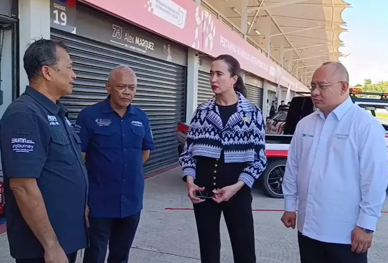 MENTERI Pariwisata, Widiyanti Putri Wardhana (dua kanan), saat mengunjungi Sirkuit Mandalika, Loteng untuk mengecek kesiapan MotoGP Indonesia 2025. Foto: ist