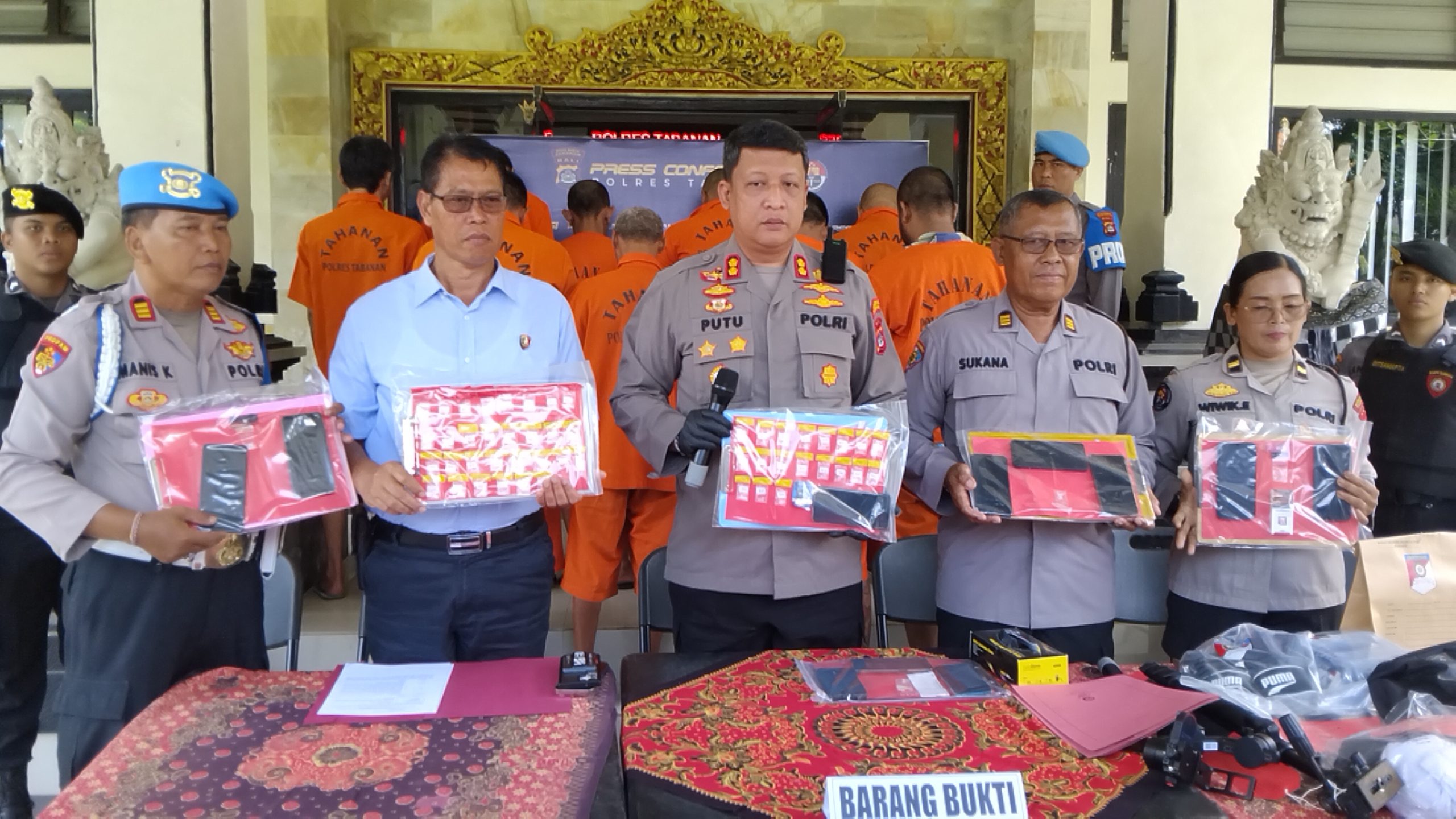 KAPOLRES Tabanan AKBP I Putu Bayu Pati saat konferensi pers pengungkapan lima kasus narkoba, di Lobi Polres Tabanan, Rabu (24/9/2025). Foto: ist