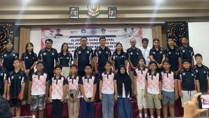 KABID Pemuda dan Olahraga Disdikpora Bali, Putu Bayu Putra Mahendra, foto bersama siswa SD dan SMP kontingen Bali yang berlaga pada OSN di Jakarta. Foto: ist
