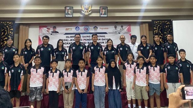 KABID Pemuda dan Olahraga Disdikpora Bali, Putu Bayu Putra Mahendra, foto bersama siswa SD dan SMP kontingen Bali yang berlaga pada OSN di Jakarta. Foto: ist