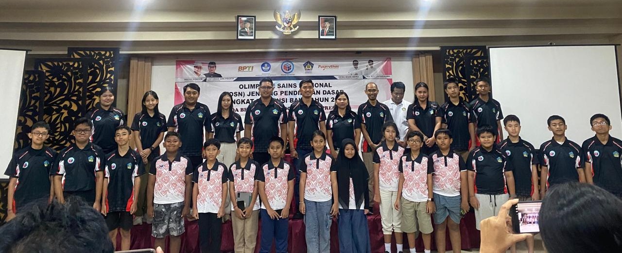 KABID Pemuda dan Olahraga Disdikpora Bali, Putu Bayu Putra Mahendra, foto bersama siswa SD dan SMP kontingen Bali yang berlaga pada OSN di Jakarta. Foto: ist