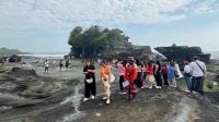 PARA delegasi IATP Conference ke-132 dalam agenda kunjungan khusus sambil menikmati panorama Tanah Lot, Minggu (28/9/2025). Foto: ist PARA delegasi IATP Conference ke-132 dalam agenda kunjungan khusus sambil menikmati panorama Tanah Lot, Minggu (28/9/2025). Foto: ist