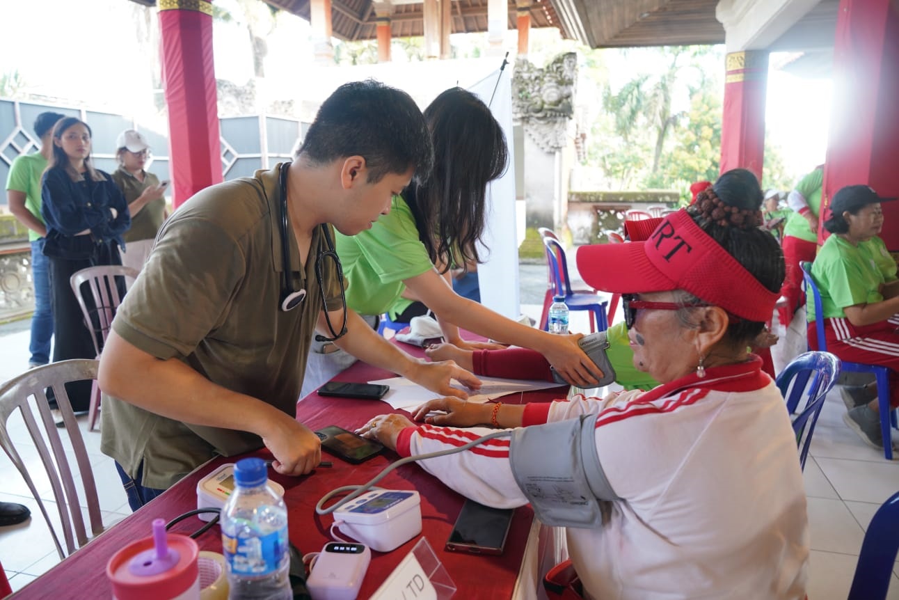PEMERIKSAAN kesehatan gratis bagi lansia. Foto: ist