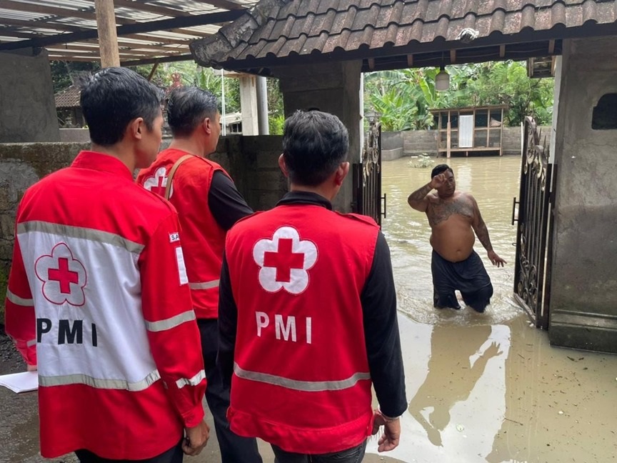 SEJUMLAH pengungsi di Banjar Dinas Tengading, Desa Antiga, Kecamatan Manggis memilih kembali ke rumah masing-masing, meski air pascabencana banjir bandang belum sepenuhnya surut. Foto: ist
