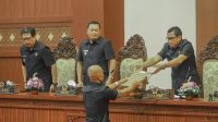PENYERAHAN Raperda inisiatif Dewan tentang Pelestarian Seni dan Budaya kepada Ketua DPRD Gianyar. Foto: ist PENYERAHAN Raperda inisiatif Dewan tentang Pelestarian Seni dan Budaya kepada Ketua DPRD Gianyar. Foto: ist