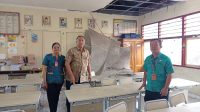 KADISDIKPORA Kota Denpasar, Anak Agung Gede Wiratama, melihat kondisi ruangan kelas SDN 6 Padangsambian yang plafonnya jebol, Selasa (9/9/2025). Foto: ist KADISDIKPORA Kota Denpasar, Anak Agung Gede Wiratama, melihat kondisi ruangan kelas SDN 6 Padangsambian yang plafonnya jebol, Selasa (9/9/2025). Foto: ist