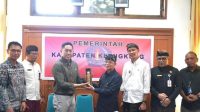 BUPATI Satria bersama Wabup Tjok Surya Putra menerima kehadiran PLN Indonesia Power di ruang rapat Bupati Klungkung, Kamis (25/9/2025). Foto: ist