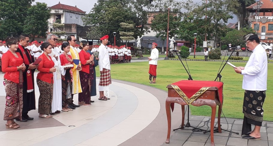 PENGAMBILAN sumpah/janji Pegawai Pemerintah dengan Perjanjian Kerja (PPPK) tahap 2 di lingkungan Pemkab Gianyar dipimpin Wabup Agung Mayun. Foto: ist