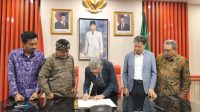 MENGOPTIMALKAN Danau Batur sebagai destinasi wisata kelas dunia, PT BMB (Bhukti Mukti Bhakti) menandatangani Memorandum of Understanding (MoU) dengan investor PT GMS Invest Internasional, di Ruang Rapat Bupati Bangli, pada Jumat (26/9/2025). Penandatanganan MoU dihadiri Bupati Bangli, Sang Nyoman Sedana Arta, Direktur PT BMB, Direksi PT GMS Invest Internasional, serta sejumlah pejabat daerah terkait. Foto: ist