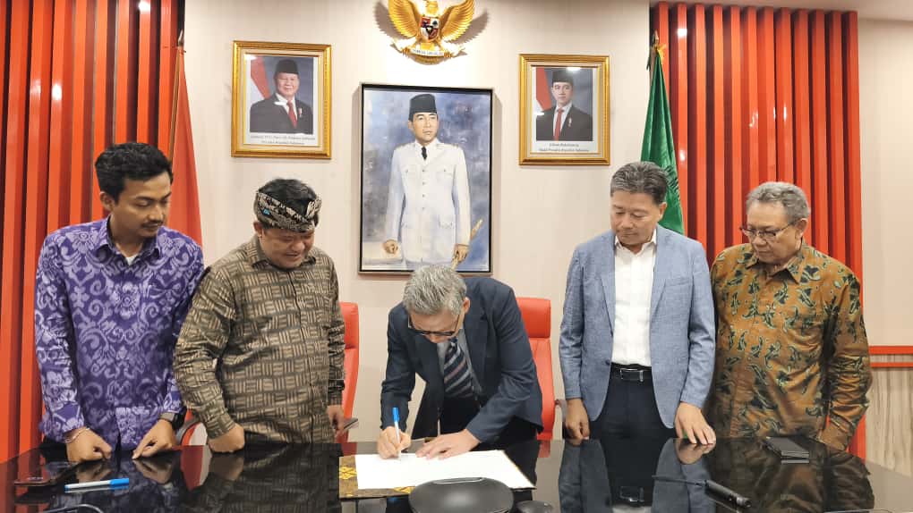 MENGOPTIMALKAN Danau Batur sebagai destinasi wisata kelas dunia, PT BMB (Bhukti Mukti Bhakti) menandatangani Memorandum of Understanding (MoU) dengan investor PT GMS Invest Internasional, di Ruang Rapat Bupati Bangli, pada Jumat (26/9/2025). Penandatanganan MoU dihadiri Bupati Bangli, Sang Nyoman Sedana Arta, Direktur PT BMB, Direksi PT GMS Invest Internasional, serta sejumlah pejabat daerah terkait. Foto: ist