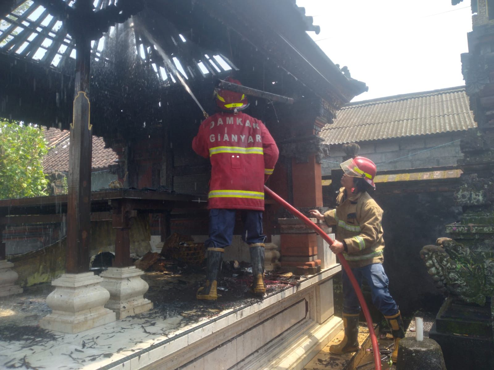 PETUGAS Damkar memadamkan api yang menghanguskan piasan di Pura Melanting Kutri, Rabu (24/9/2025). Foto: ist