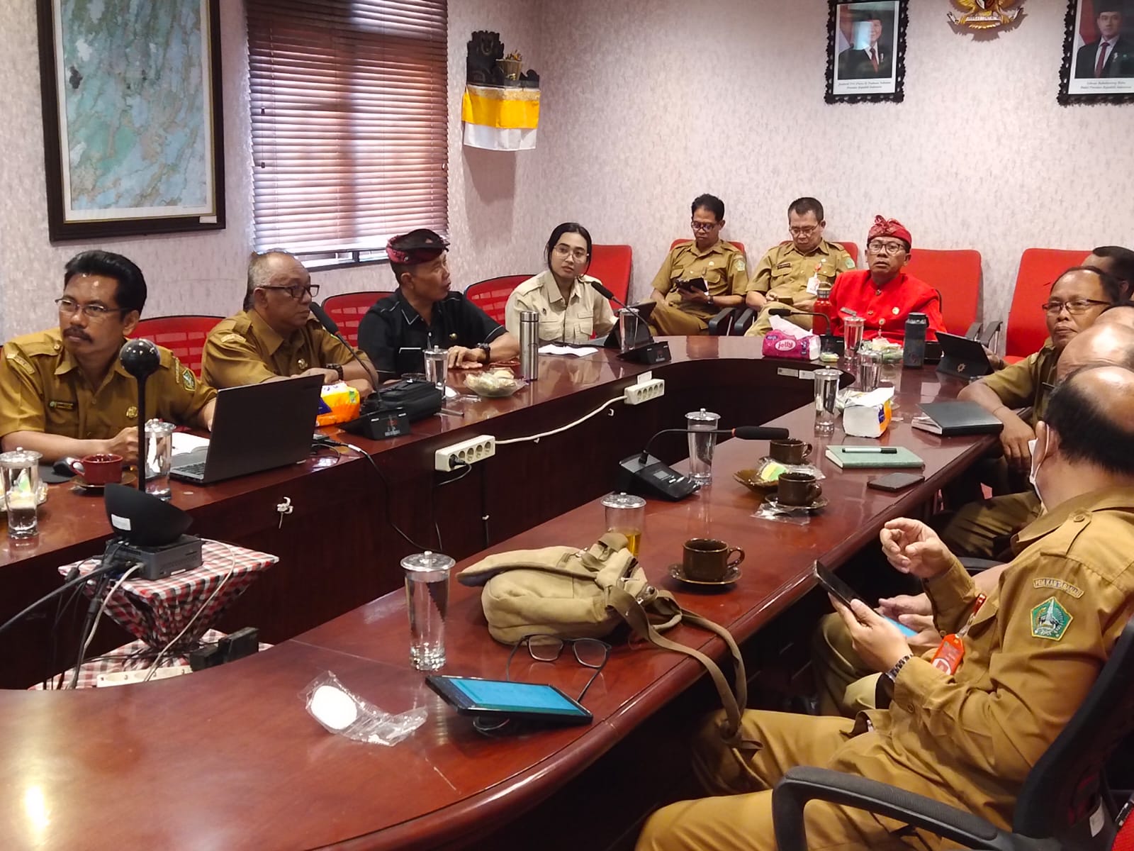 RAKOR via zoom bersama Menteri Dalam Negeri membahas percepatan penyelenggaraan MBG dan penuntasan TBC, di Ruang Rapat Rama Bappeda Tabanan, Senin (29/9/2025). Foto: ist