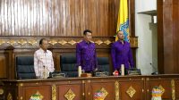 DEWA Made Mahayadnya (tengah) saat memimpin rapat paripurna DPRD Bali yang dihadiri Gubernur Koster, di Gedung Wiswa Sabha Kantor Gubernur Bali, Senin (29/9/2025). Foto: ist