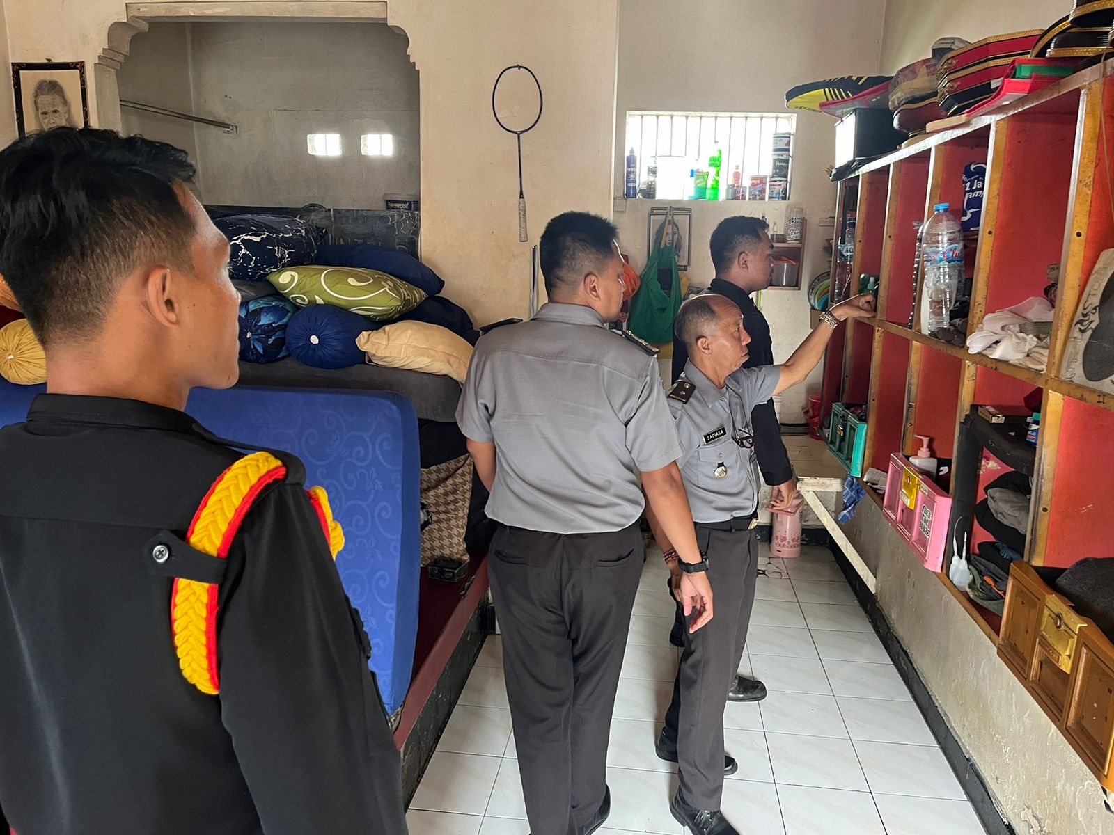 JAJARAN petugas Lapas Kelas IIB Tabanan melaksanakan kegiatan rutin penggeledahan blok hunian warga binaan, Senin (29/9/2025). Foto: ist
