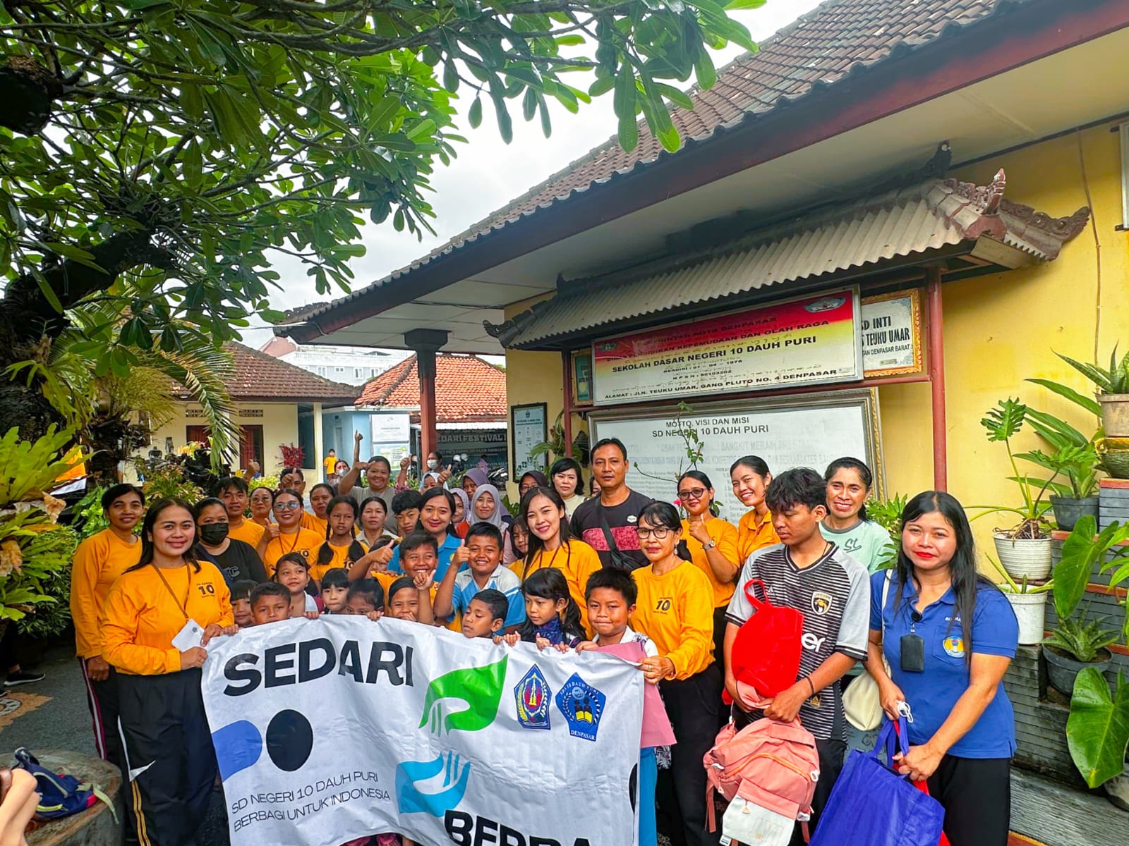 SDN 10 Dauh Puri menggelar kegiatan bakti sosial bertajuk “Sedari Berbagi” sebagai bentuk kepedulian terhadap para siswa dan sekolah yang terdampak banjir. Foto: ist