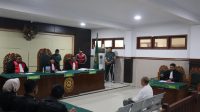 SIDANG perdana kasus pembunuhan dengan terdakwa I Wayan Luwes alias Jro Luwes dilangsungkan di Ruang Cakra Pengadilan Negeri Bangli, Selasa (30/9/2025). Foto: ist