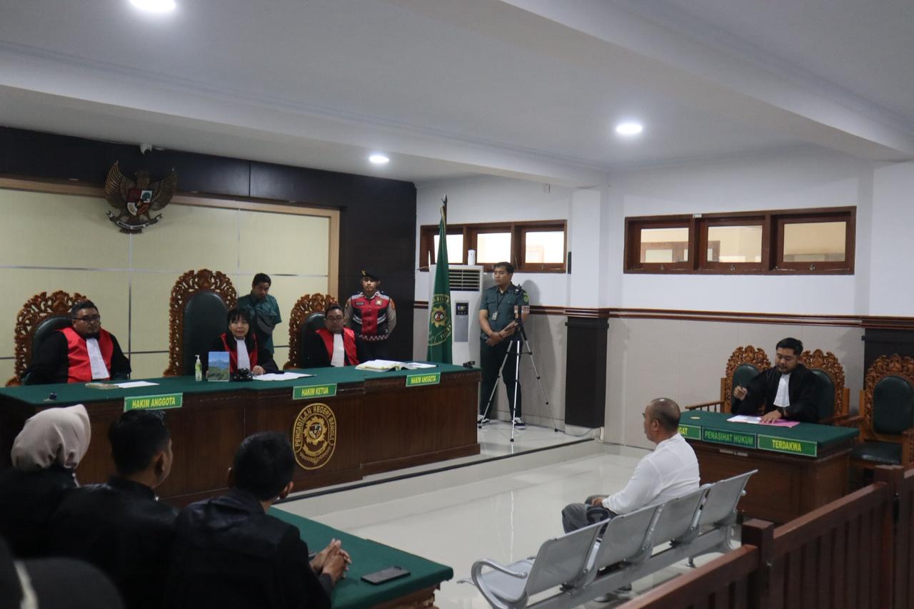 SIDANG perdana kasus pembunuhan dengan terdakwa I Wayan Luwes alias Jro Luwes dilangsungkan di Ruang Cakra Pengadilan Negeri Bangli, Selasa (30/9/2025). Foto: ist