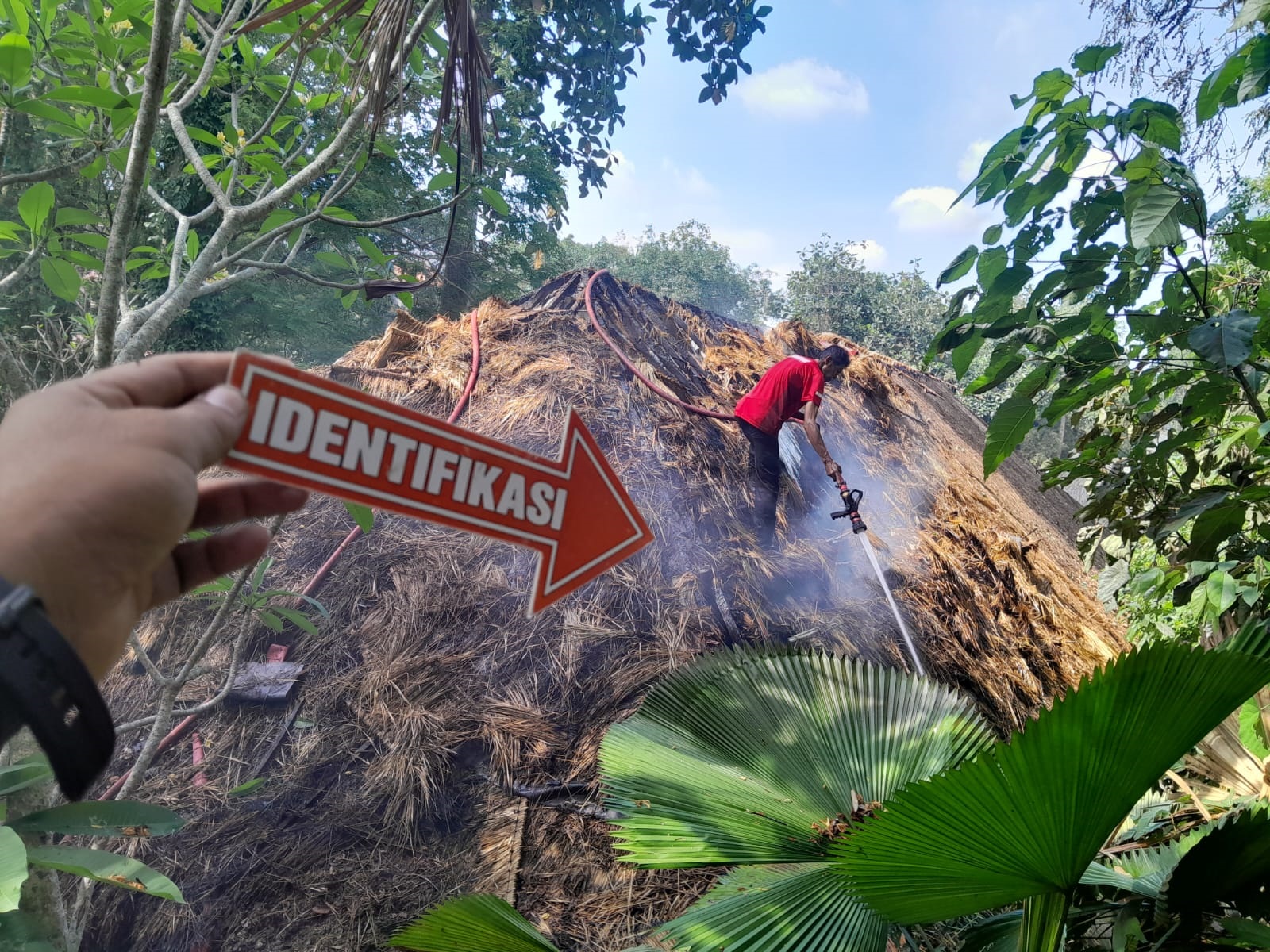 KEBAKARAN terjadi di Sungai Jungle Villa, Banjar/Desa Cepaka, Kecamatan Kediri, Tabanan, Rabu (24/9/2025). Foto: ist