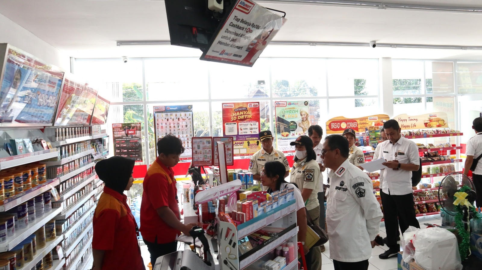 TIM terpadu dari Pemkab Bangli melaksanakan kegiatan pembinaan dan pengawasan terhadap sejumlah toko waralaba yang beroperasi di wilayah Kecamatan Bangli, Rabu (24/9/2025). Foto: ist