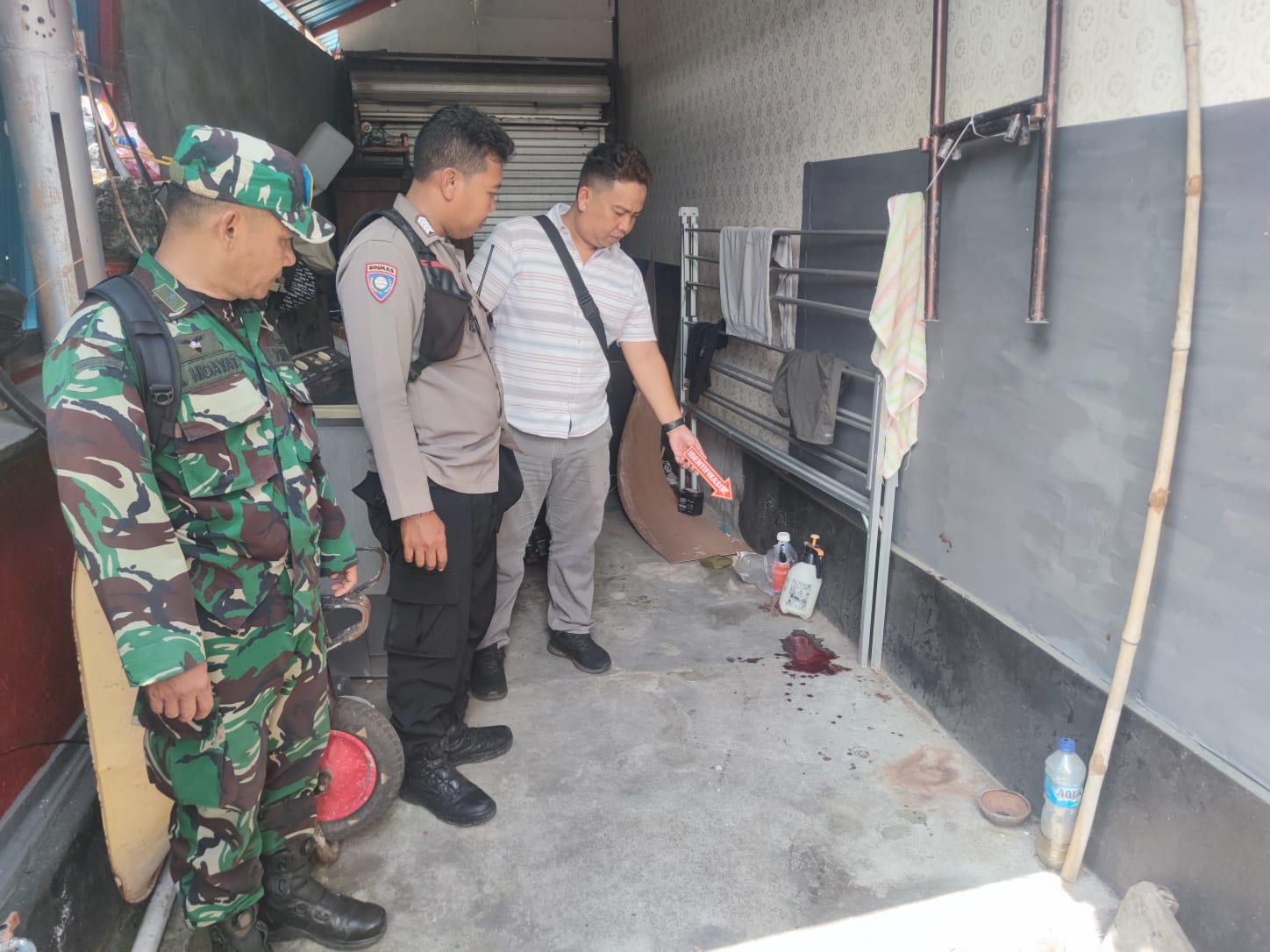 POLISI ketika menunjukkan TKP kasus anirat di Banjar Sinjuana, Desa Beraban, Kecamatan Kediri, Tabanan. Foto: ist