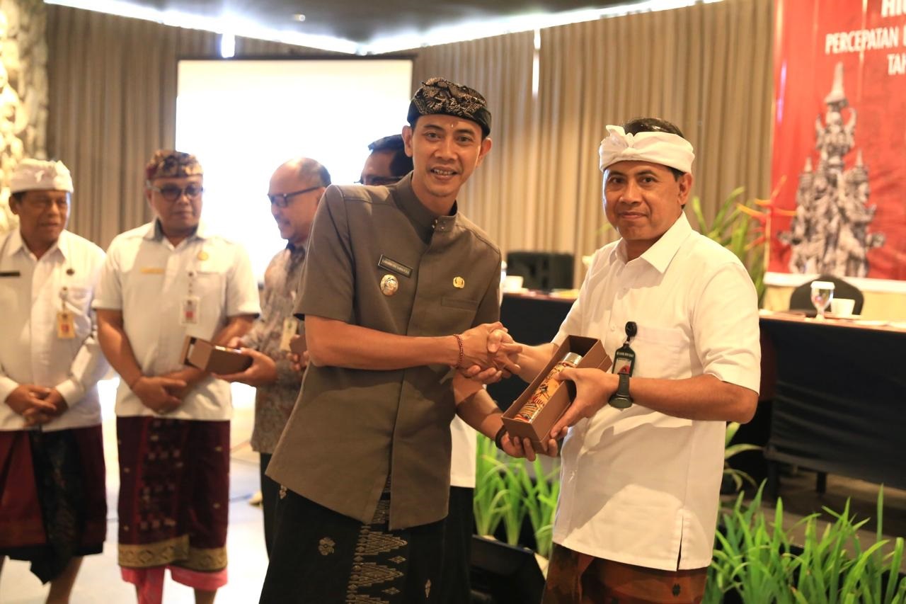 WABUP Tjok Surya menghadiri High Level Meeting P2DD Tahun 2025 di kawasan Desa Lepang, Kecamatan Banjarangkan, Senin (22/9/2025). Foto: ist