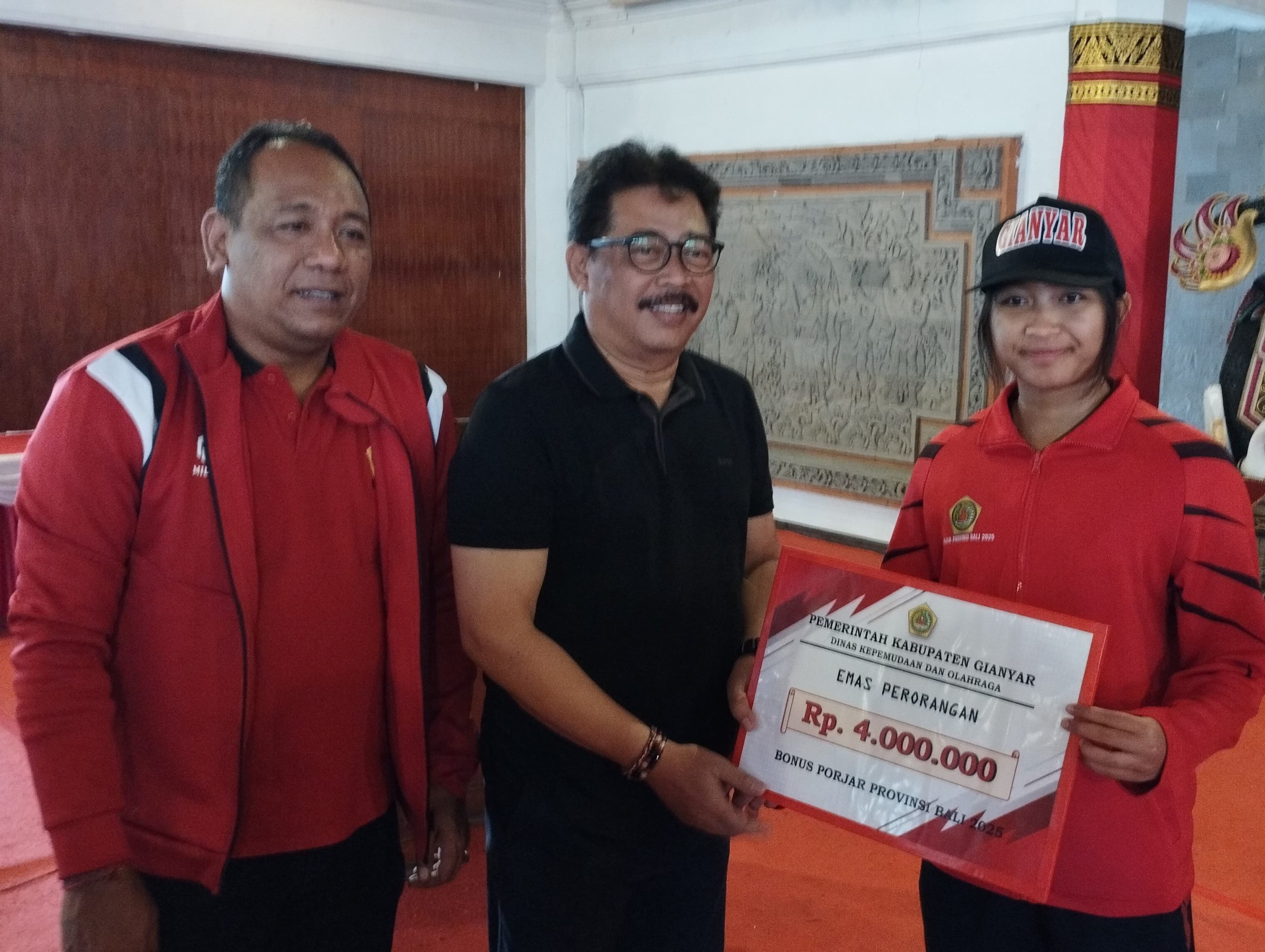 WAKIL Bupati Gianyar, Anak Agung Gde Mayun, menyerahkan bonus kepada Kontingen Gianyar peraih medali dalam ajang Pekan Olahraga Pelajar (Porjar) Provinsi Bali Tahun 2025. Foto: ist