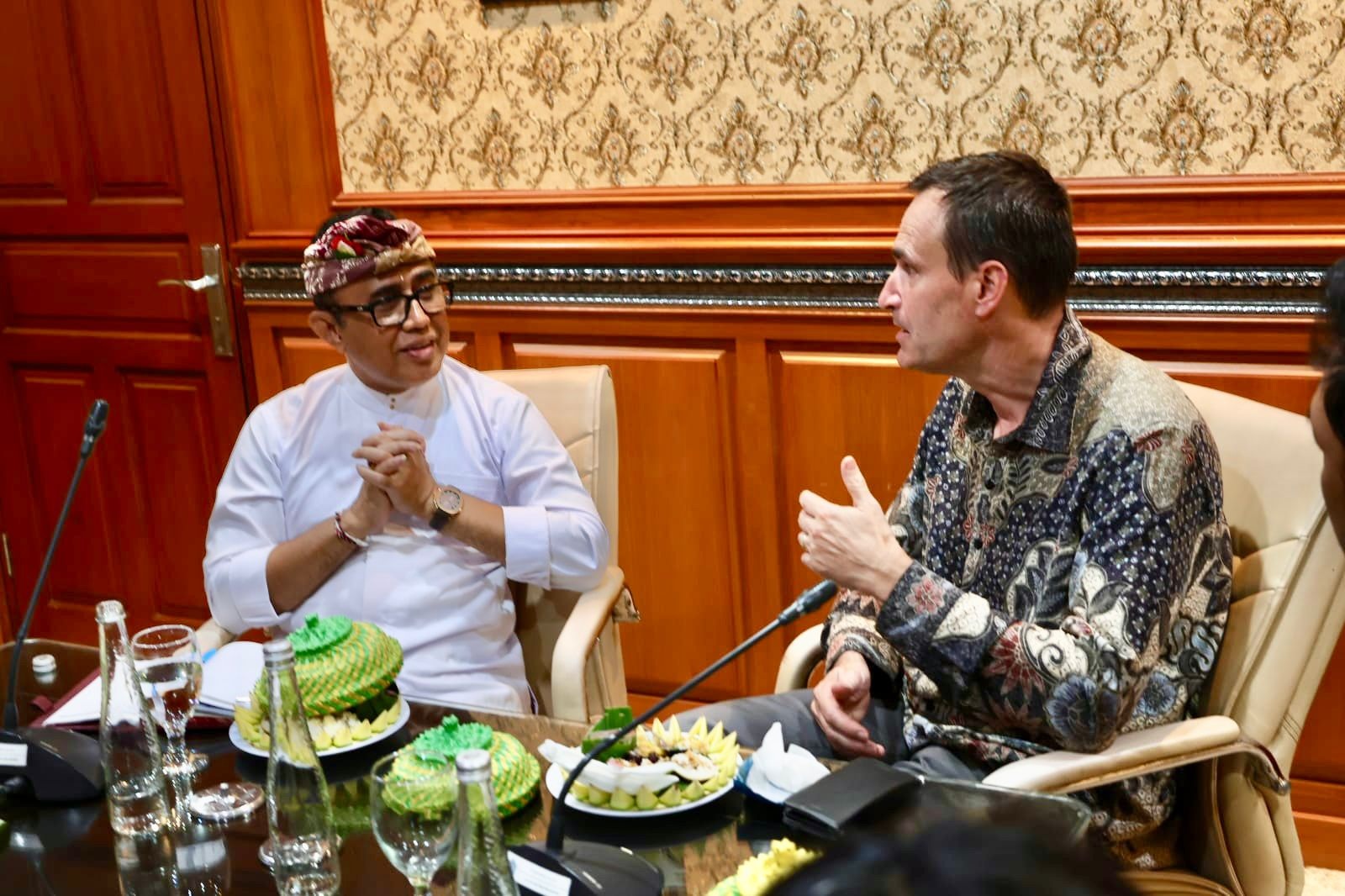 WALI Kota Jaya Negara menerima kunjungan Dubes Finlandia untuk Indonesia, Pekka Kaihilahti, di Kantor Wali Kota Denpasar, Rabu (24/9/2025). Foto: ist
