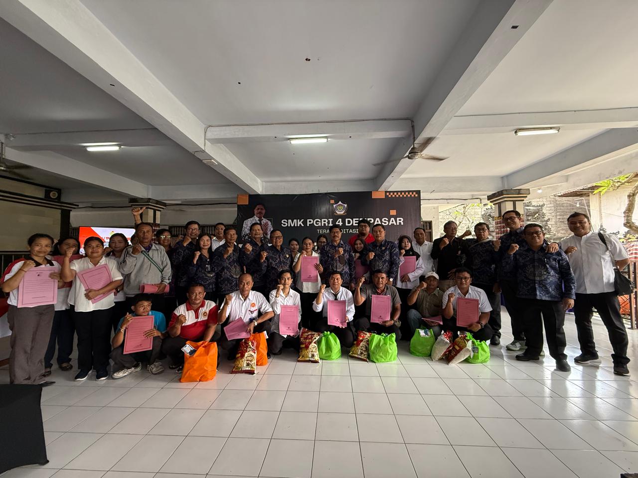 PENGURUS Yayasan Pembina Lembaga Pendidikan (YPLP) PGRI Provinsi Bali bersama Pengurus YPLP PGRI Kota Denpasar, menyerahkan bantuan kepada para guru dan pegawai di lingkungan persekolahan PGRI yang terdampak banjir pada Rabu (17/9/2025) di Sekretariat YPLP PGRI Bali di SMK PGRI 4 Denpasar. Foto: tra