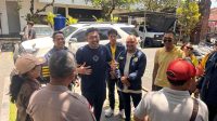 ajus dan wiwin DEWA Wiwin (jaket biru) dan Ajus Linggih (kaos biru) saat berbincang dengan warga di salah satu titik pengungsian korban banjir di Denpasar, beberapa waktu lalu. Foto: IST