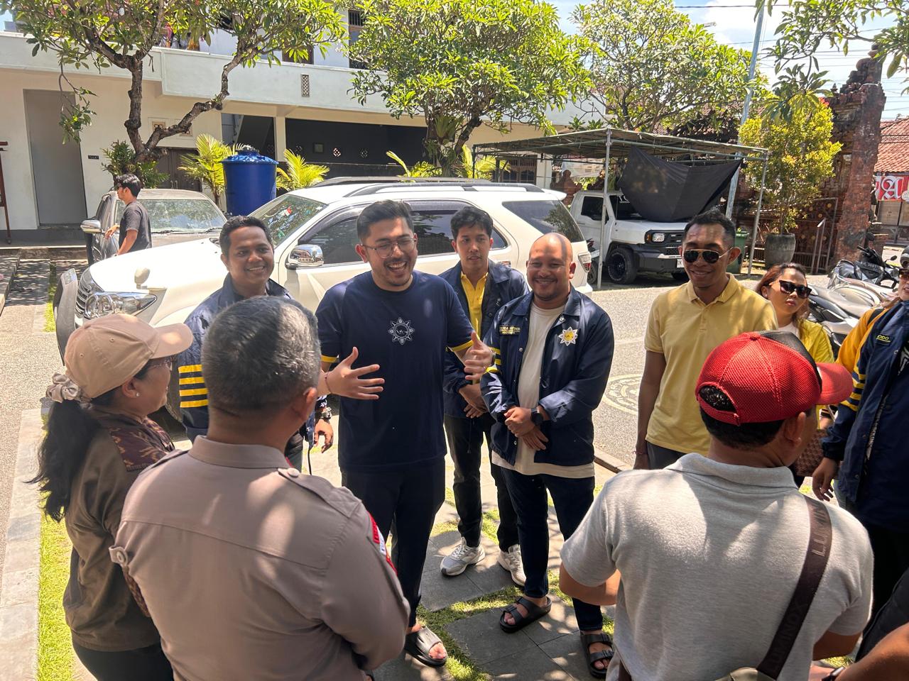 DEWA Wiwin (jaket biru) dan Ajus Linggih (kaos biru) saat berbincang dengan warga di salah satu titik pengungsian korban banjir di Denpasar, beberapa waktu lalu. Foto: IST