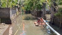 SEBANYAK 30 rumah di Banjar Dinas Tengading, Desa Antiga, Kecamatan Manggis, Karangasem hingga saat ini masih tergenang air akibat banjir susulan lalu. foto: ist
