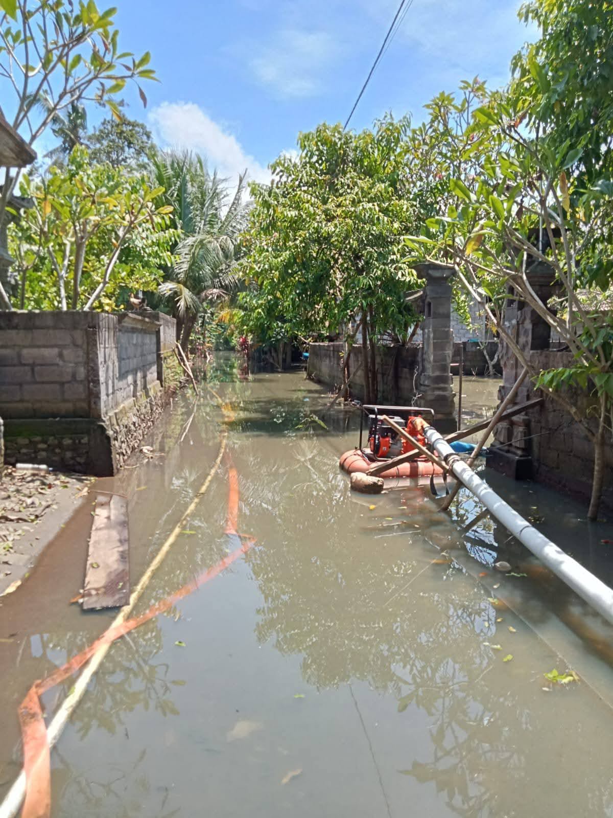 SEBANYAK 30 rumah di Banjar Dinas Tengading, Desa Antiga, Kecamatan Manggis, Karangasem hingga saat ini masih tergenang air akibat banjir susulan lalu. foto: ist