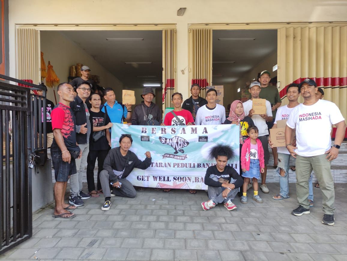 KOMUNITAS Slanker Fans Club Pulau Dewata menyerahkan sumbangan ke korban terdampak banjir di Banjar Tegal Kangin, Ubung Kaja, Denpasar Utara, Minggu (21/9/2025). Foto: IST