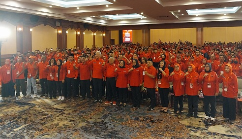 KETUA DPP PDIP Bidang Pemerintahan dan Otonomi Daerah, Ganjar Pranowo, bersama ribuan kader PDIP NTB saat Konferda-Konfercab PDIP NTB, Senin (27/10/2025). Foto: ist KETUA DPP PDIP Bidang Pemerintahan dan Otonomi Daerah, Ganjar Pranowo, bersama ribuan kader PDIP NTB saat Konferda-Konfercab PDIP NTB, Senin (27/10/2025). Foto: ist