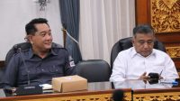 AGUS Tirta Suguna (kiri) bersama I Dewa Agung Gede Lidartawan. Foto: ist