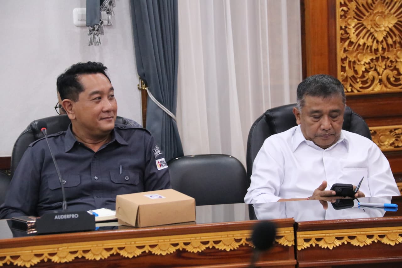 AGUS Tirta Suguna (kiri) bersama I Dewa Agung Gede Lidartawan. Foto: ist
