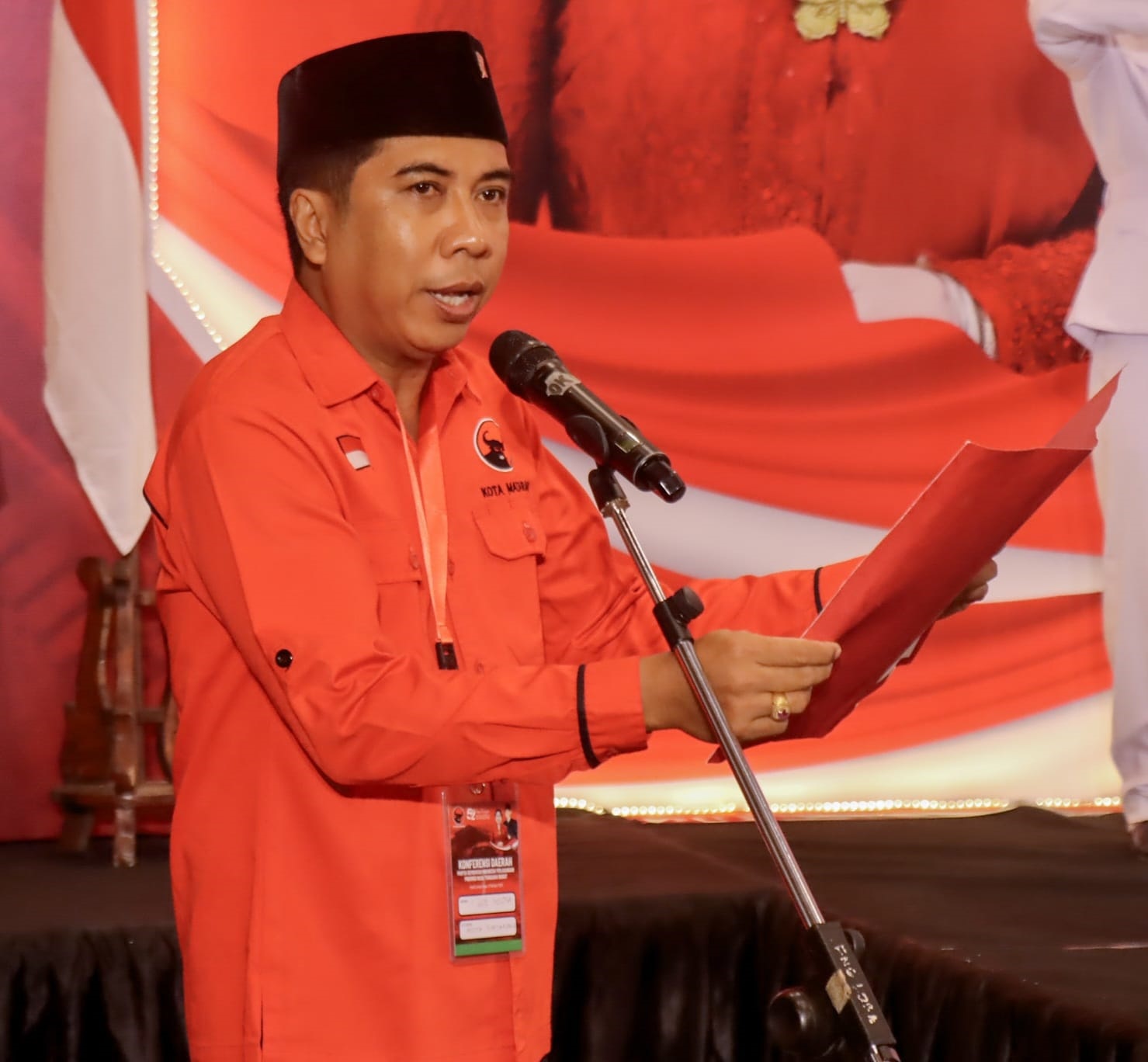 ANGGOTA DPRD Kota Mataram, Gede Wiska, saat menjadi petugas pembaca Dedication Of Life saat Konferda-Konfercab PDIP se-NTB, Senin (27/10/2025) malam. Foto: ist