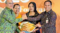 DIREKTUR Utama Bank BPD Bali, I Nyoman Sudharma, hadir langsung menerima penghargaan dari Kepala Perwakilan BI Provinsi Bali, Erwin Soeriadimadja. Foto: ist DIREKTUR Utama Bank BPD Bali, I Nyoman Sudharma, hadir langsung menerima penghargaan dari Kepala Perwakilan BI Provinsi Bali, Erwin Soeriadimadja. Foto: ist