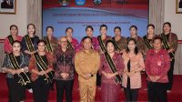 BUNDA Bangli, Sang Nyoman Sedana Arta, mengukuhkan Sariasih Sedana Arta sebagai Bunda PAUD Kabupaten, bersamaan dengan pengukuhan empat Bunda PAUD Kecamatan dan 68 Bunda PAUD Desa/Kelurahan seluruh Bangli, Senin (20/10/2025). Foto: ist BUNDA Bangli, Sang Nyoman Sedana Arta, mengukuhkan Sariasih Sedana Arta sebagai Bunda PAUD Kabupaten, bersamaan dengan pengukuhan empat Bunda PAUD Kecamatan dan 68 Bunda PAUD Desa/Kelurahan seluruh Bangli, Senin (20/10/2025). Foto: ist