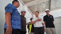 BUPATI Satria meninjau pengerjaan proyek di RSUD Klungkung, Selasa (7/10/2025) didampingi Wabup Tjok Surya. Foto: ist