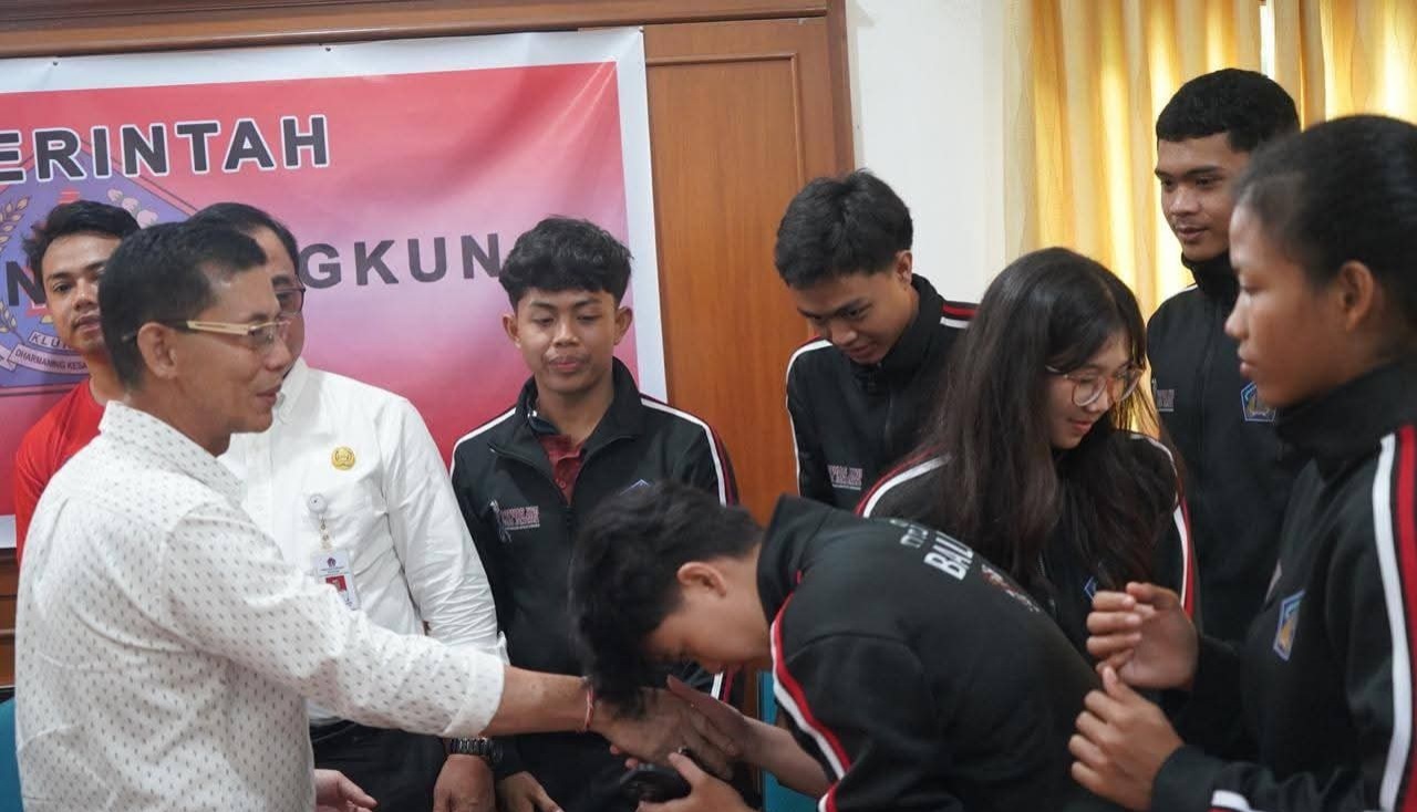 BUPATI Satria memberi selamat kepada 13 atlet Pekan Olahraga Pelajar Nasional XVII Tahun 2025 di Kantor Bupati Klungkung, Rabu (29/10/2025). Foto: ist