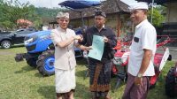 BUPATI Satria menyerahkan bantuan traktor roda dua tipe rotary kepada beberapa pengurus subak di Kecamatan Klungkung dan Banjarangkan, Sabtu (25/10/2025). Foto: ist BUPATI Satria menyerahkan bantuan traktor roda dua tipe rotary kepada beberapa pengurus subak di Kecamatan Klungkung dan Banjarangkan, Sabtu (25/10/2025). Foto: ist