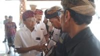 GUBERNUR Bali, Wayan Koster, menyerahkan bantuan kepada masyarakat yang terdampak bencana alam banjir besar pada 10 September 2025, khususnya di Kabupaten Tabanan dan Jembrana, di Gedung Kesenian I Ketut Marya, Tabanan, Kamis (2/10/2025). Foto: ist