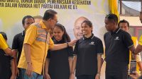 DEMER berdialog dengan anak tunanetra yang mendapat bantuan sembako di kegiatan HUT ke-61 Partai Golkar di DPD Partai Golkar Bali, Minggu (19/10/2025). Foto: hen DEMER berdialog dengan anak tunanetra yang mendapat bantuan sembako di kegiatan HUT ke-61 Partai Golkar di DPD Partai Golkar Bali, Minggu (19/10/2025). Foto: hen