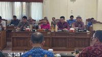 DEWA Made Mahayadnya saat memimpin rapat kerja bersama OPD Pemprov Bali dan stakeholder terkait untuk mitigasi banjir, di DPRD Bali, Rabu (1/10/2025). Foto: hen