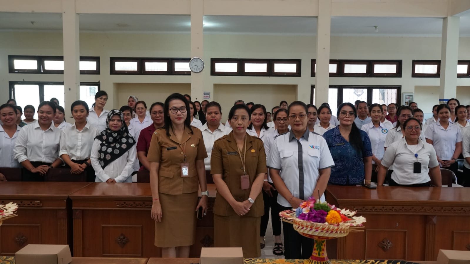 KABID Pembinaan Ketenagaan Disdikpora Kota Denpasar, Ida Ayu Putu Mirah Ulantari (tengah) foto bersama dengan peserta usai membuka Diklat berjenjang Tingkat Dasar Percepatan Penurunan Stunting melalui Pengembangan Anak Usia Dini Holistik Integratif di satuan PAUD Kota Denpasar tahun 2025 pada Senin (13/10/2025). Foto: ist