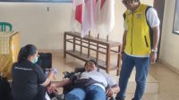 KEGIATAN donor darah di Sekretariat DPD Partai Golkar Gianyar sebagai bagian kegiatan sosial memperingati HUT Partai Golkar. Foto: adi KEGIATAN donor darah di Sekretariat DPD Partai Golkar Gianyar sebagai bagian kegiatan sosial memperingati HUT Partai Golkar. Foto: adi