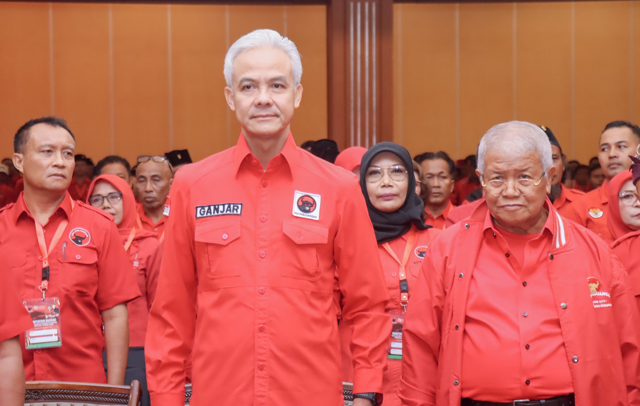 KETUA DPP PDIP Bidang Pemerintahan dan Otonomi Daerah, Ganjar Pranowo (tengah); saat bersama Ketua DPD PDIP NTB, Rachmah Hidayat (kanan). Foto: ist