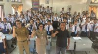 Plt. Kepala SMPN 17 Denpasar, Ni Nengah Sujani, bersama Ketua Komite SMPN 17 Denpasar, I Putu Putra Sasmitha, foto bersama pengurus OSIS SMPN 17 Denpasar usai latihan dasar kepemimpinan siswa pada Senin (13/10/2025). Foto: ist Plt. Kepala SMPN 17 Denpasar, Ni Nengah Sujani, bersama Ketua Komite SMPN 17 Denpasar, I Putu Putra Sasmitha, foto bersama pengurus OSIS SMPN 17 Denpasar usai latihan dasar kepemimpinan siswa pada Senin (13/10/2025). Foto: ist