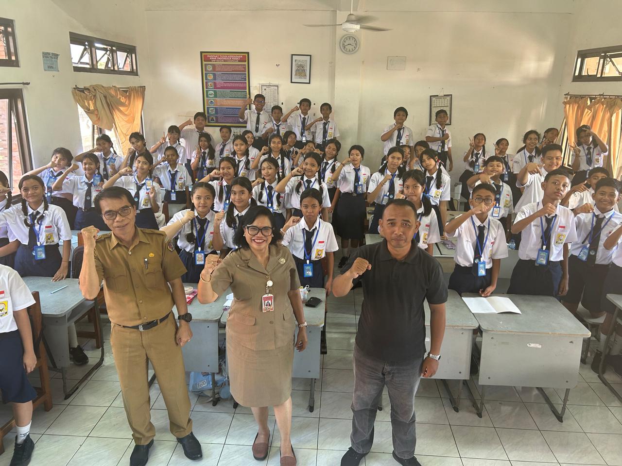 Plt. Kepala SMPN 17 Denpasar, Ni Nengah Sujani, bersama Ketua Komite SMPN 17 Denpasar, I Putu Putra Sasmitha, foto bersama pengurus OSIS SMPN 17 Denpasar usai latihan dasar kepemimpinan siswa pada Senin (13/10/2025). Foto: ist